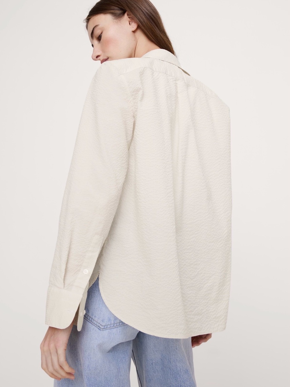 Banana Republic The Everyday Shirt in Cotton Seersucker. Cream White Extra Small